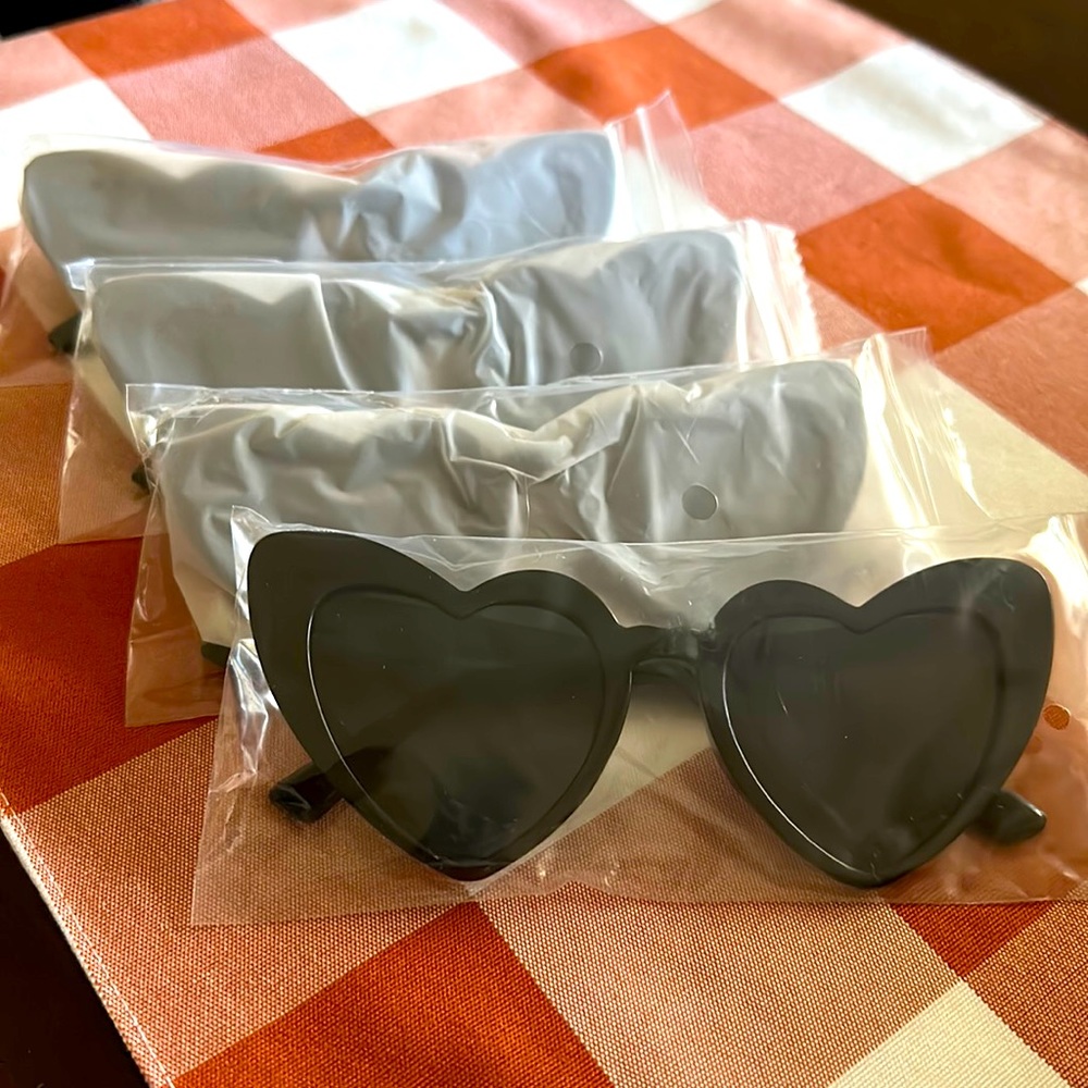 Black heart shaped sunglasses (4)
